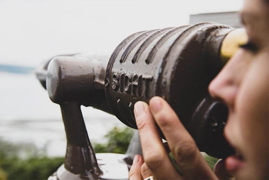 女孩透过望远镜看