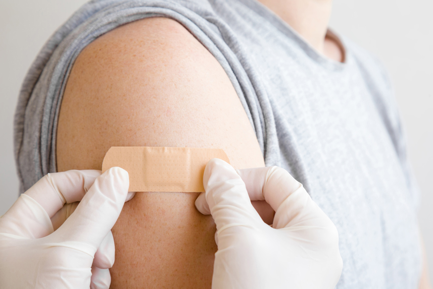 医生在胳膊上贴了绷带