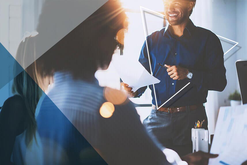 在团队会议上阅读笔记的人