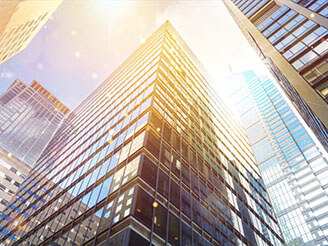 从人行道上鸟瞰带许多窗户的摩天大楼