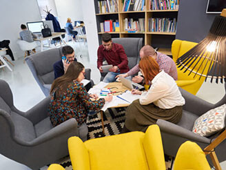 5种员工团队合作，同时坐在一张圆桌上